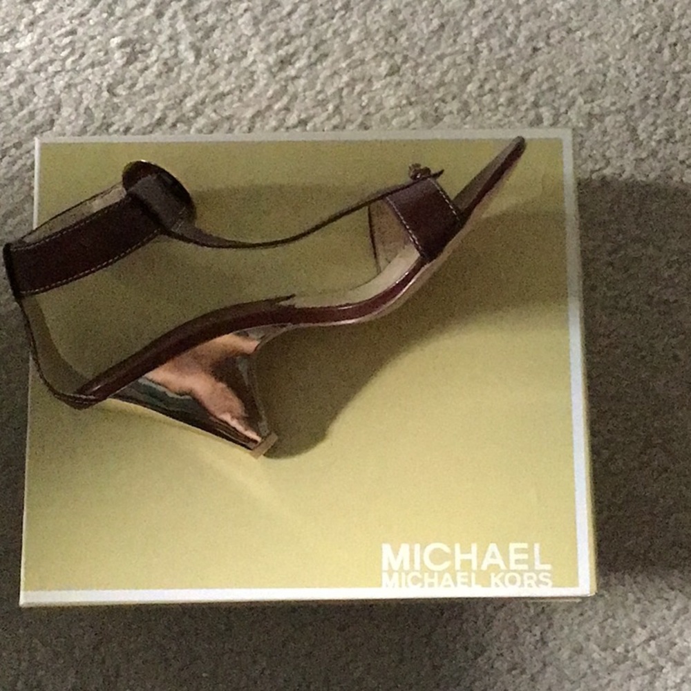 New Brown sandal w gold heel & buckle